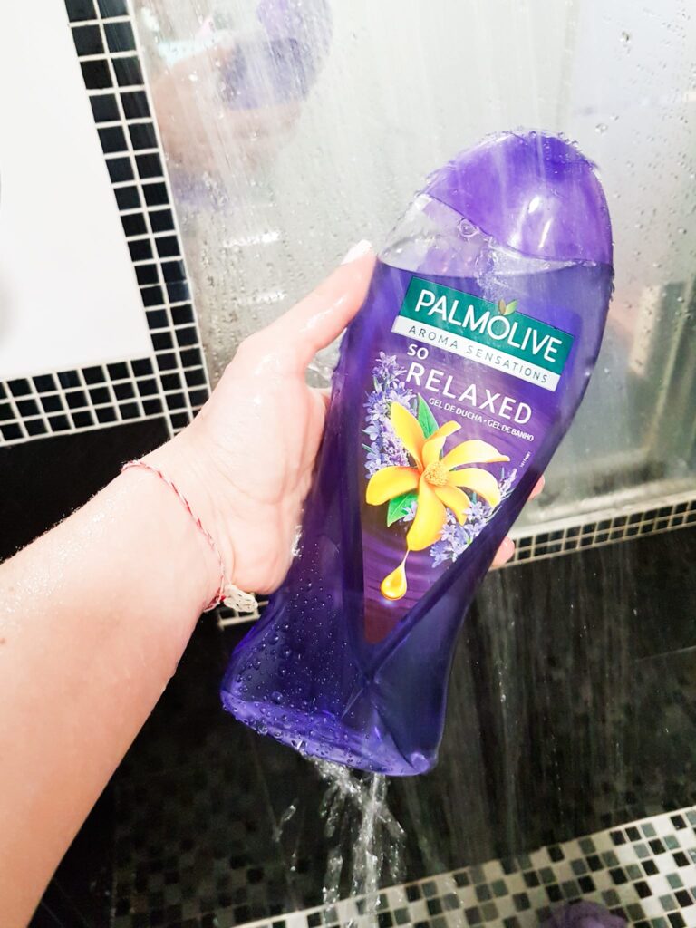 shower gel, gel de ducha, agua, mano, duchar, palmolive, palmolive so relaxed, purple, morado